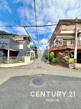 道路交差部分に位置し、視界が抜けております! 前面道路含む現地写真