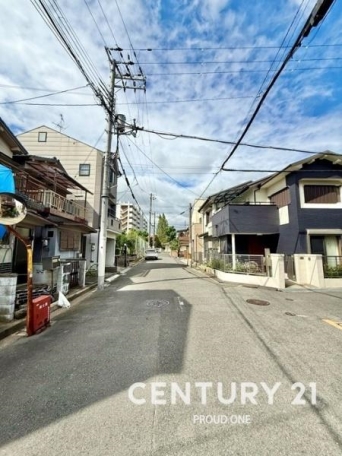 北側幅員約6.5mの前面道路です☆
※42条1項1号道路(公道)
前面道路含む現地写真